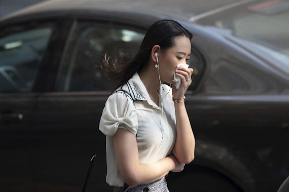 People wear masks in Sydney due to the smoke haze from the bushfires.