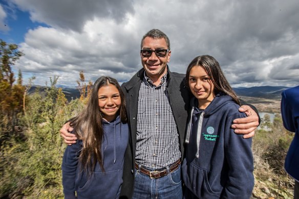 Meeting of Cotter family with Ngambri elder and family descendant Paul House. as a prelude to launch of book ''Cotter'' by Canberra author Richard Begbie. Paul House with daughters.
