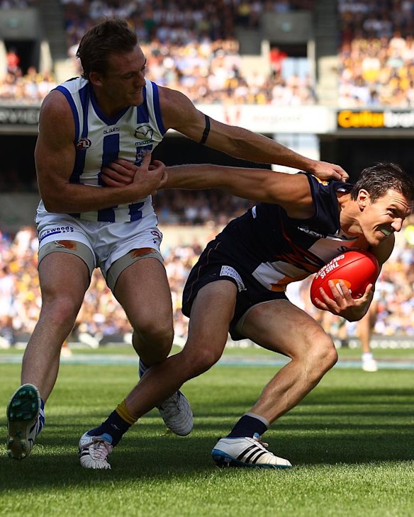 Sam Butler tries to break away from Drew Petrie.