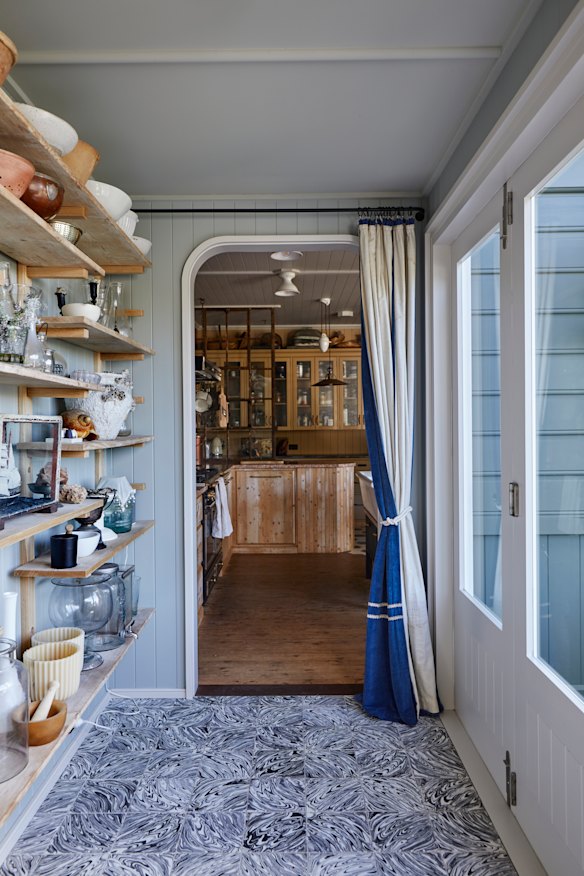Court used reclaimed Baltic
pine cheese boards as shelving in a
breezeway to store her large collection of tableware.