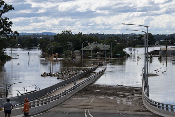 3pm Hawkesbury River flood water receding at Windsor Bridge, Windsor.