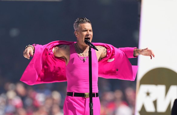 Robbie Williams wowed the audience at the 2022 AFL grand final.