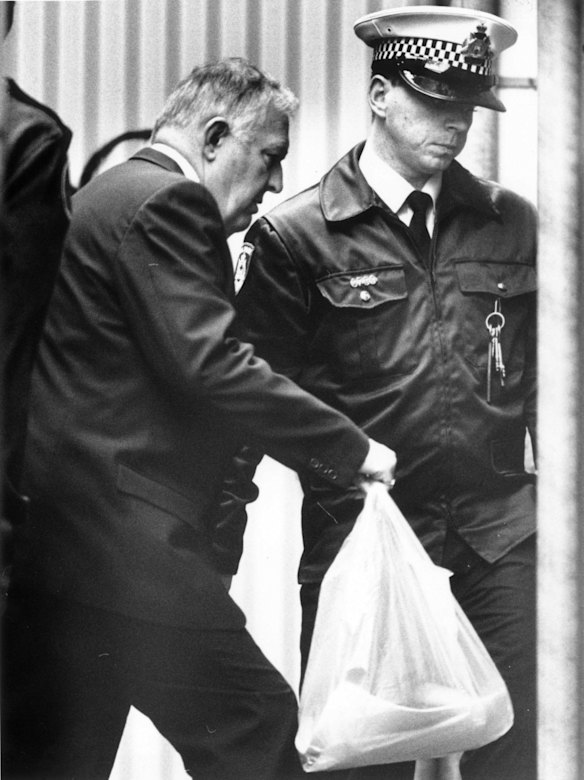 Alan Bond arrives at Perth Supreme Court to appeal his conviction, July 20, 1992.