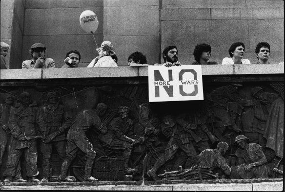 Anti Demonstrators listening to speakers in Hyde Park from the Parapet of the War Memorial. April 4, 1982