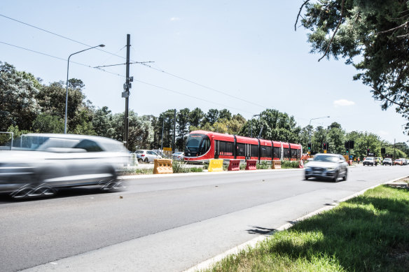 The ACT's business, property and architecture groups have banded together in opposition to revised plans to reshape Northbourne Avenue and Federal Highway