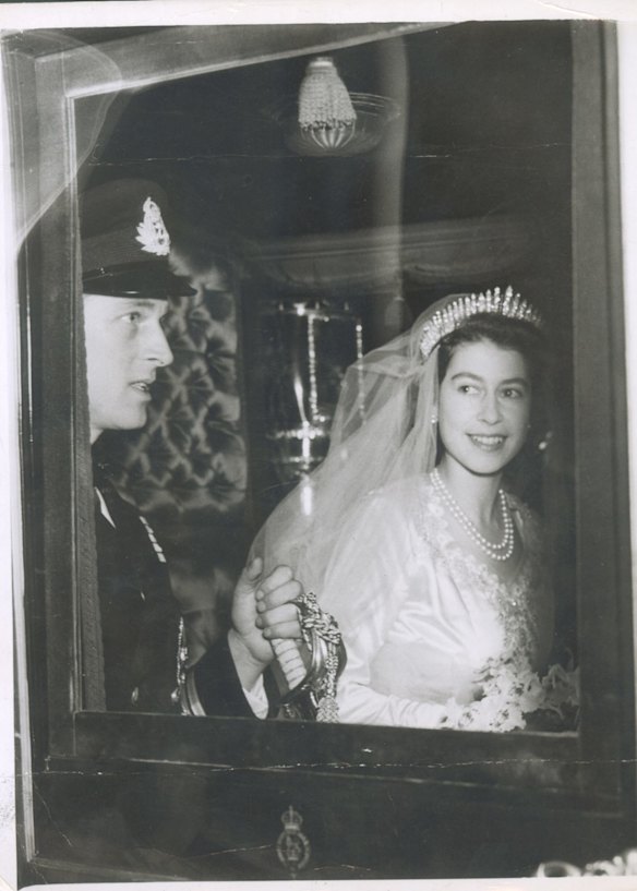 Princess Elizabeth and Prince Philip return to Buckingham Palace after their wedding, November 20, 1947.
