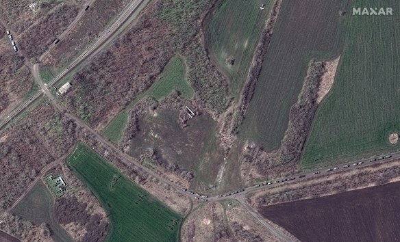 A satellite image of a convoy of Russian military vehicles near Kyslivka.