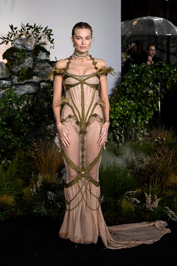 Margot Robbie comparece à estreia no Reino Unido de O Morro dos Ventos Uivantes vestindo Dilara Findikoglu em Londres.