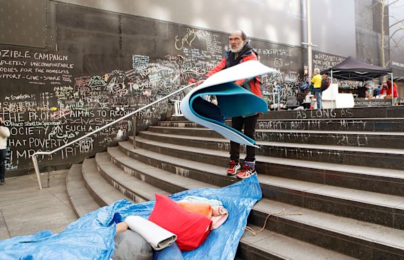 Leader of the Tent City Lanz Priestly removes his belongings.