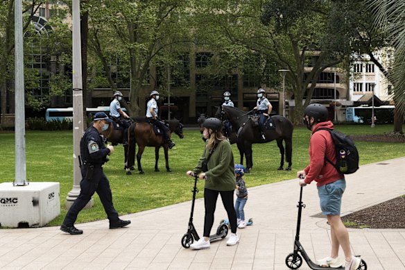 Police presence in the Hyde Park ahead of potential anti-lockdown protests. 