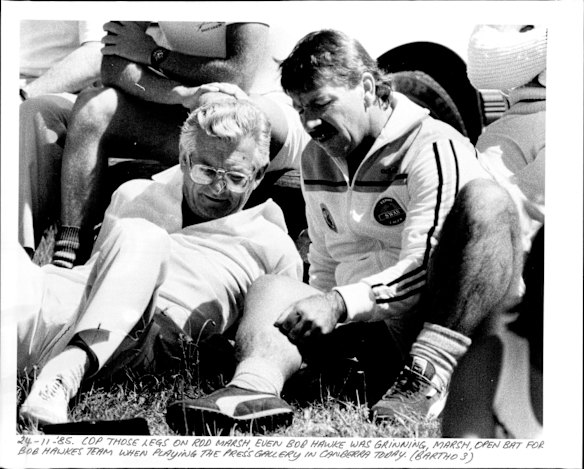 Rod Marsh opens batting for Bob Hawke's team playing the Press Gallery in Canberra, November 24, 1985. 