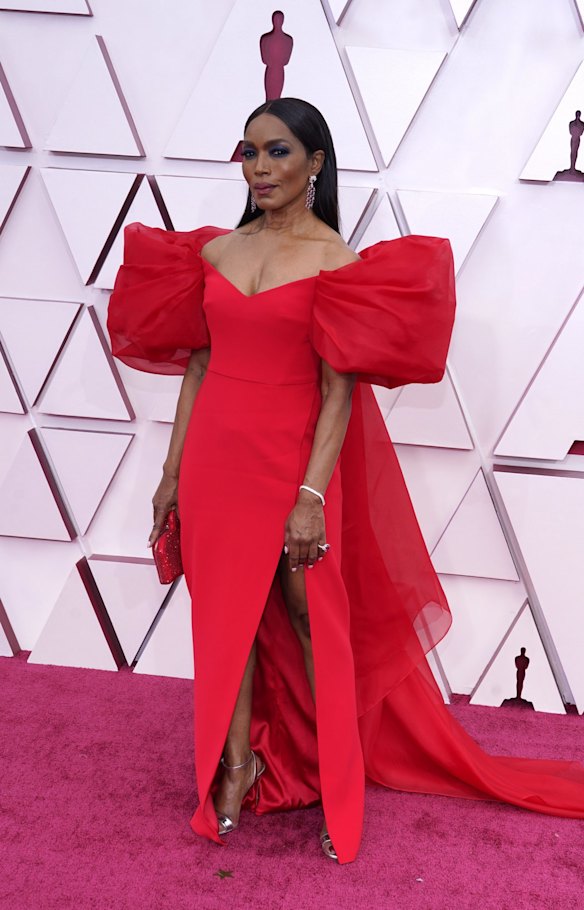 Angela Bassett arrives at the Oscars in Alberta Ferretti.