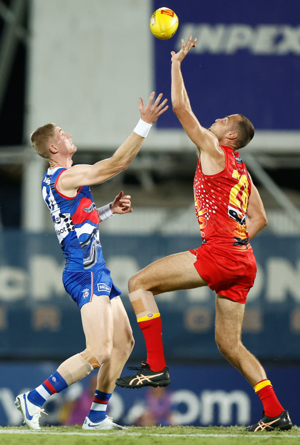 Tim English of the Bulldogs and Jarrod Witts of the Suns compete in a ruck contest.