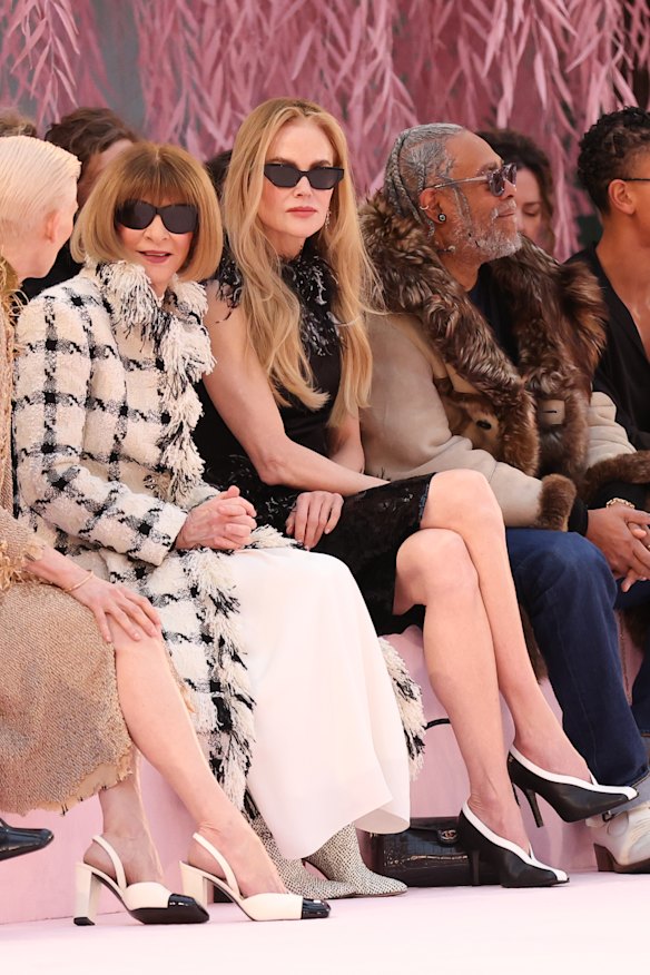 Nicole Kidman sentada ao lado de Anna Wintour (conversando com Tilda Swinton) no desfile de alta costura da Chanel em Paris.