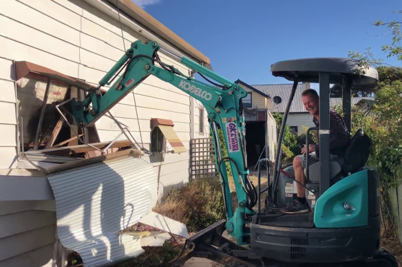 Malcolm Taylor uses an excavator to damage his late mother’s house in Murtoa.