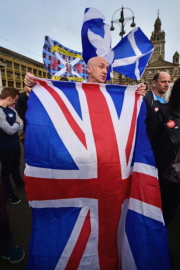 A Unionist supporter talks with a yes supporter in George Square.