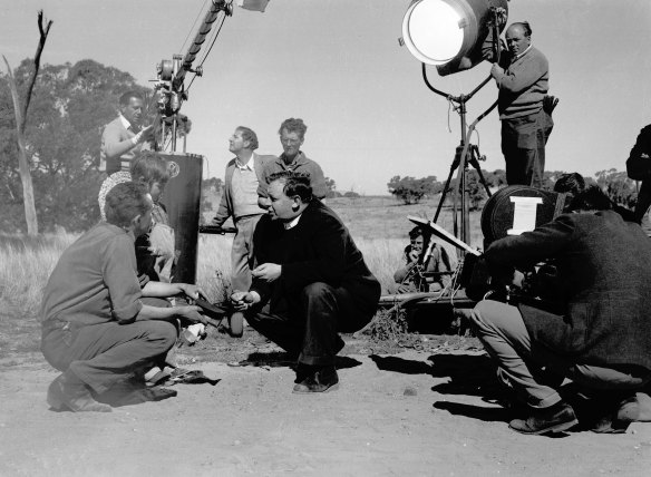 Director Leslie Norman speaks to actors Peter Finch and Dana Wilson during the filming of The Shiralee in Coonabarabran, NSW on 16 August 1956.