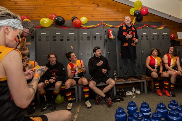 Federal opposition leader Anthony Albanese addresses the Rockdogs players.