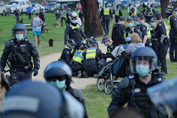 Photo of police keeping Anti lockdown protestors from continuing their rally in Albert Park, Saturday 5 September 2020.
