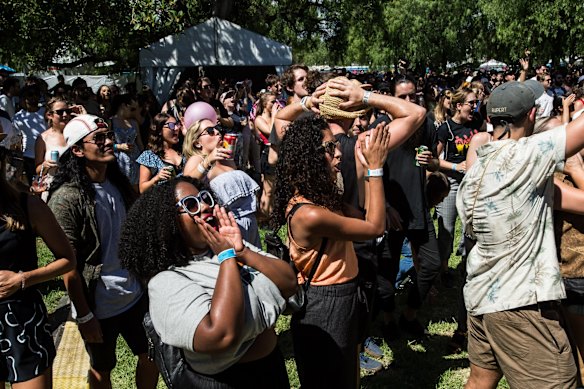 The crowd watching Miss Banks.
