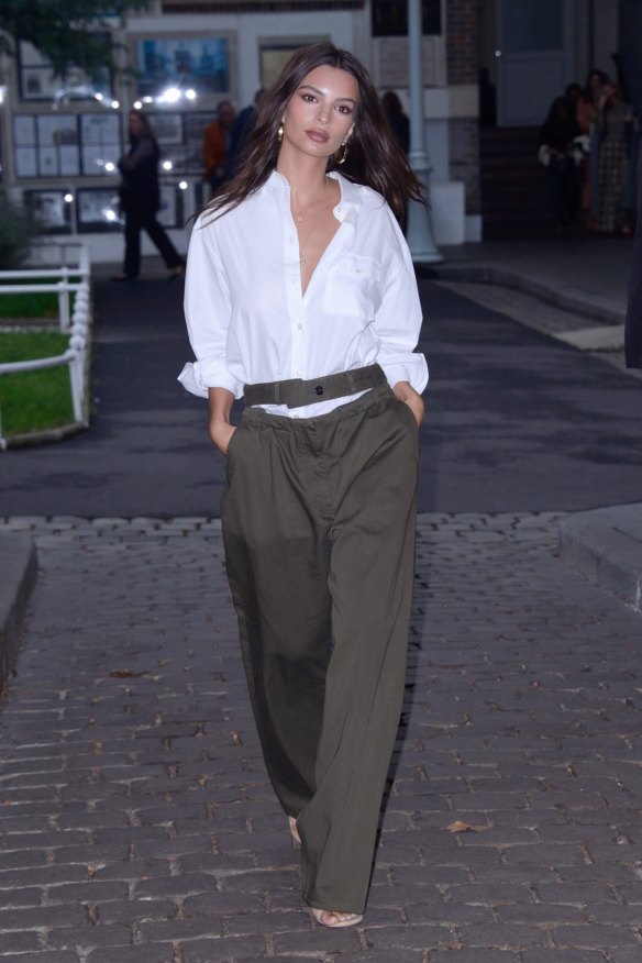Just add heels … Emily Ratajkowski nails the desk-to-dinner look with an open shirt and loose pant.