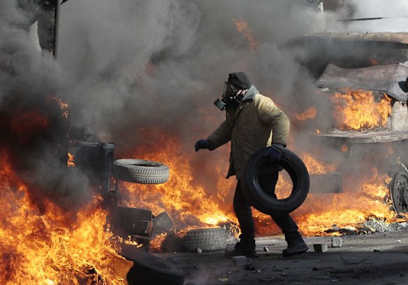 An anti-government protester clash with riot police outside Ukraine's parliament in Kiev, Ukraine, Tuesday, Feb. 18, 2014.  Thousands of angry anti-government protesters clashed with police in a new eruption of violence Tuesday.