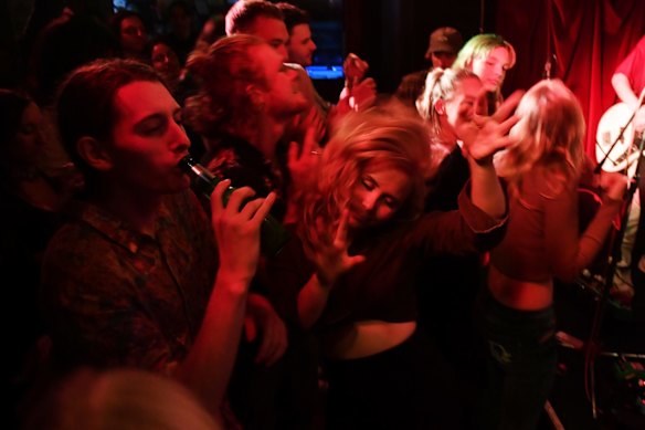 Crowds moshing to band "Speakin of Which" at the Old Manly Boatshed. Just under one-third of non-domestic assault incidents recorded by the NSW Police involve alcohol and during the week (Monday to Thursday) almost 20% of non-domestic assault incidents involve alcohol with the figure rising to 30% of incidents on Fridays, then peaks at almost half of all assaults on the weekend (45%). 