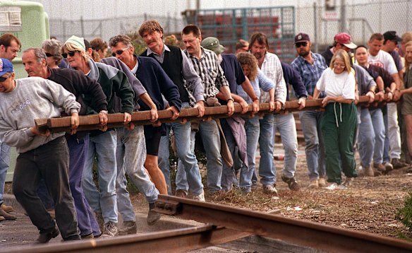 Wharfies building a barracade in the 1998 blockade. Photo: Simon O'Dwyer 