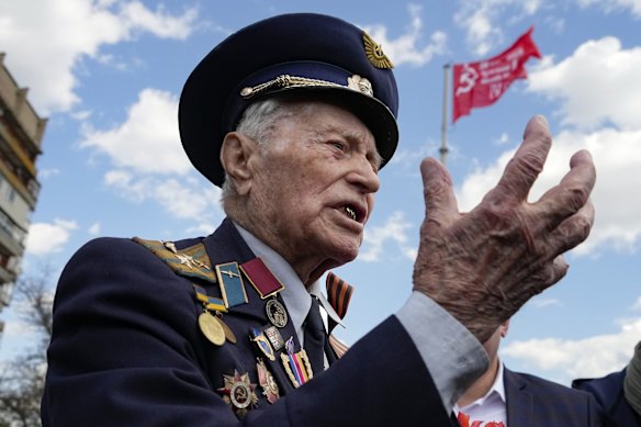 Vladimir Kapitonov, 98, a World War II veteran and former military pilot, speaks to foreign journalists in Melitopol, in the Zaporizhzhia region, in territory under Russian control. 