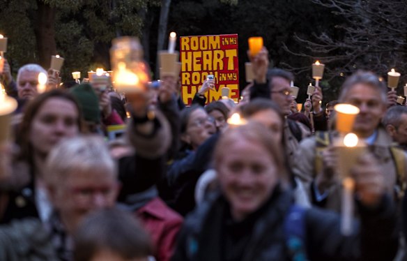 Light The Dark: Melbourne says Welcome candlelight vigil for refugees at Treasury Gardens.