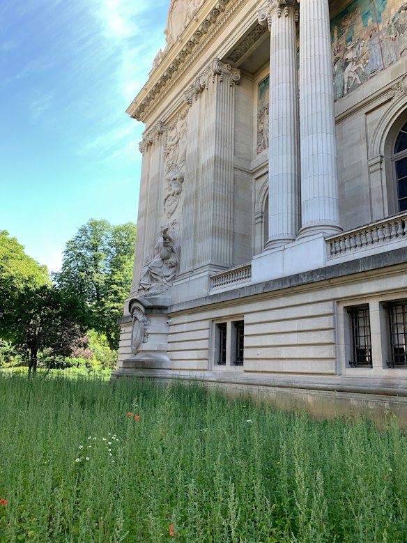 Loose and leisurely plantings outside the more formal Grand Palais