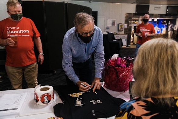 Albanese was given a rockstar’s welcome at the gathering of 40 or so Labor branch members at the Northern Beaches Bowling Club.