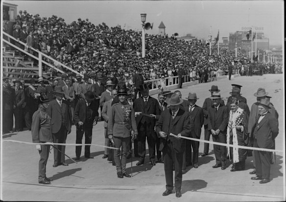 NSW Premier John Lang cuts the ribbon during the opening of the Sydney Harbour Bridge.