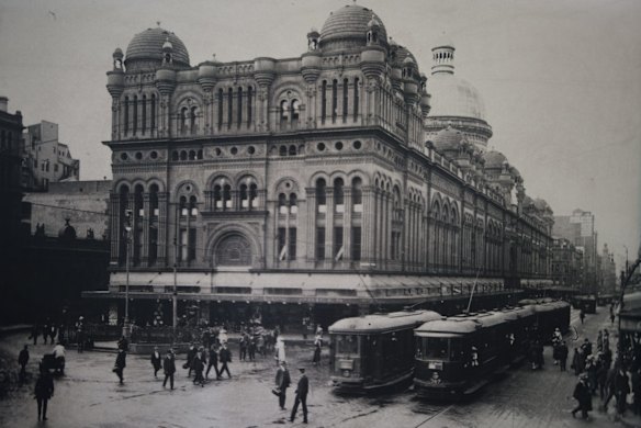 View showing eastern and southern frontages of the QVB, c1917.