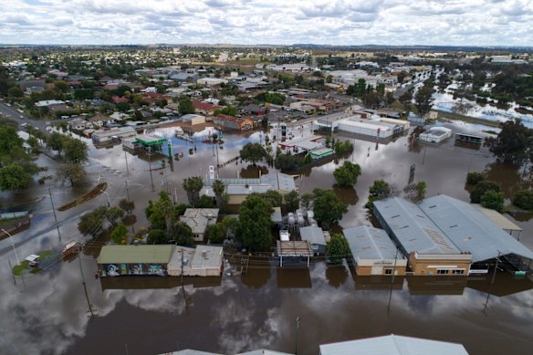 All roads in and out of the Forbes CBD are cut as flooding rapidly enters the Central West NSW town, Friday November 4, 2022.