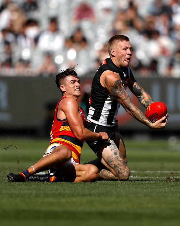 Ben Keays keeps close grips on Jordan De Goey.