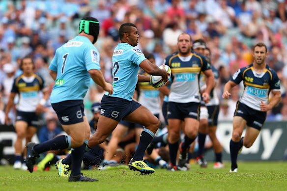 Kurtley Beale of the Waratahs runs the ball 