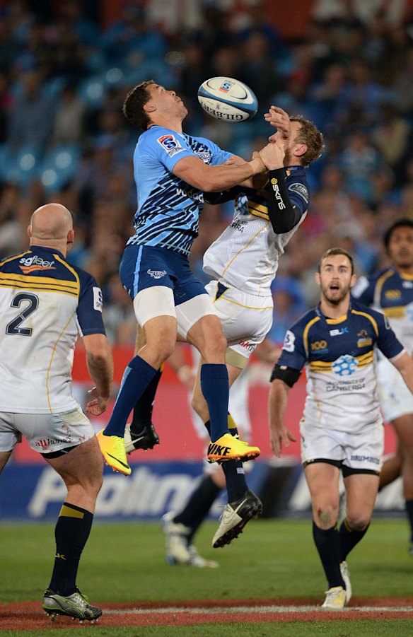 Bjorn Basson of the Bulls competes with Jesse Mogg of Brumbies for the ball.