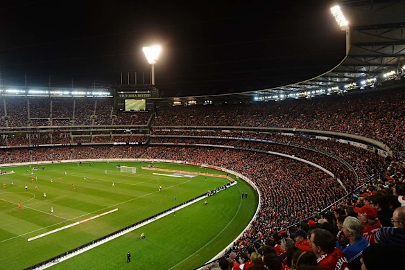 90,000 fans at he MCG watch the Melbourne Victory v Liverpool game.