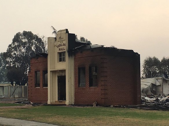 Fire destroys Yarloop, threatens Waroona and Harvey