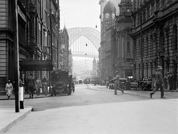 A view of the bridge from Pitt Street in 1932.