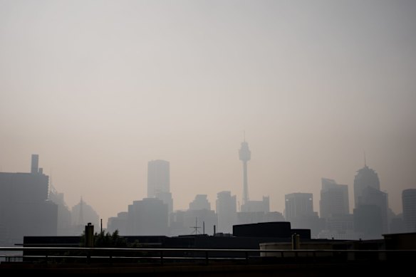 Smoke haze over the Sydney CBD this morning. 21st November 19.
