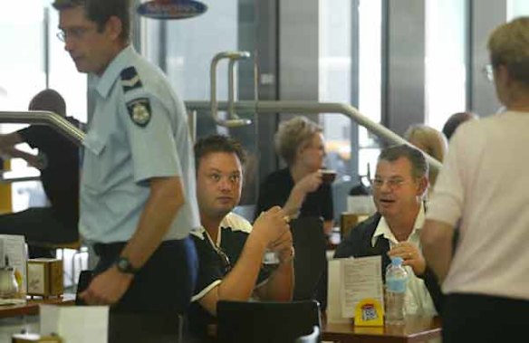 Carl Williams has lunch with dad George after a court appearance.