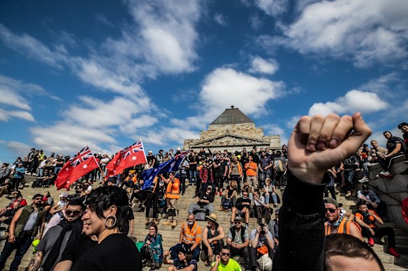 Thousands of people angry about vaccinations and Lockdowns shut down parts of the city and descended on the Shrine of Remembrance before being forced out by riot police. 