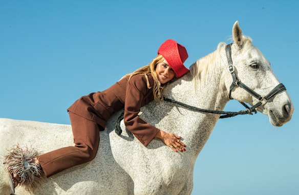 Edwards encourages racegoers to embrace their individuality and make a statement with their fashion. 