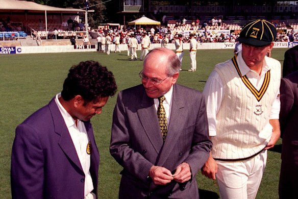 Tendulkar (left) with Australia's then Prime Minister, John Howard, and Shane Lee at Manuka oval in Canberra in 1999.