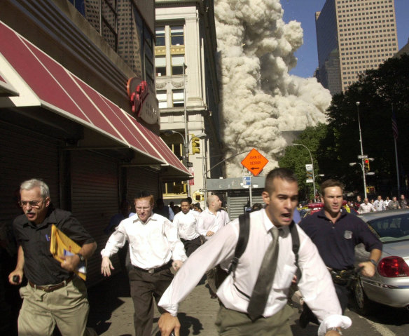 人们跑2001 年 9 月 11 日从世界贸易中心发出。
