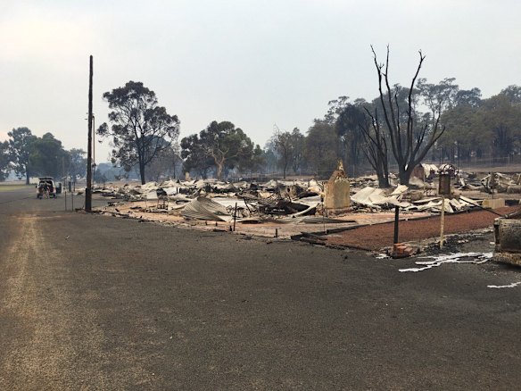 Fire destroys Yarloop, threatens Waroona and Harvey