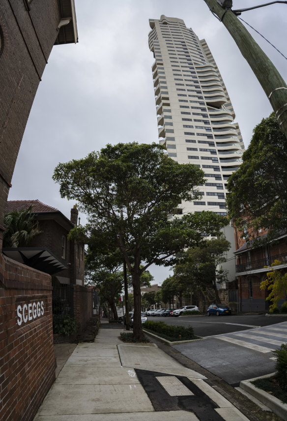 The head of The Horizon tower strata committee Marlyn Richardson said the narrow streets surrounding SCEGGS Darlinghurst were ill-equipped to cope with large amounts of traffic:.