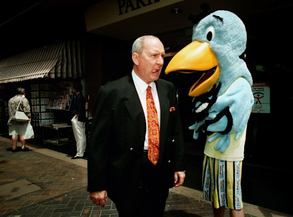 2UE breakfast announcer Alan Jones walks past Nosy Parker touting for business outside a car park in Macquarie St during the cash for comment inquiry in 2007.